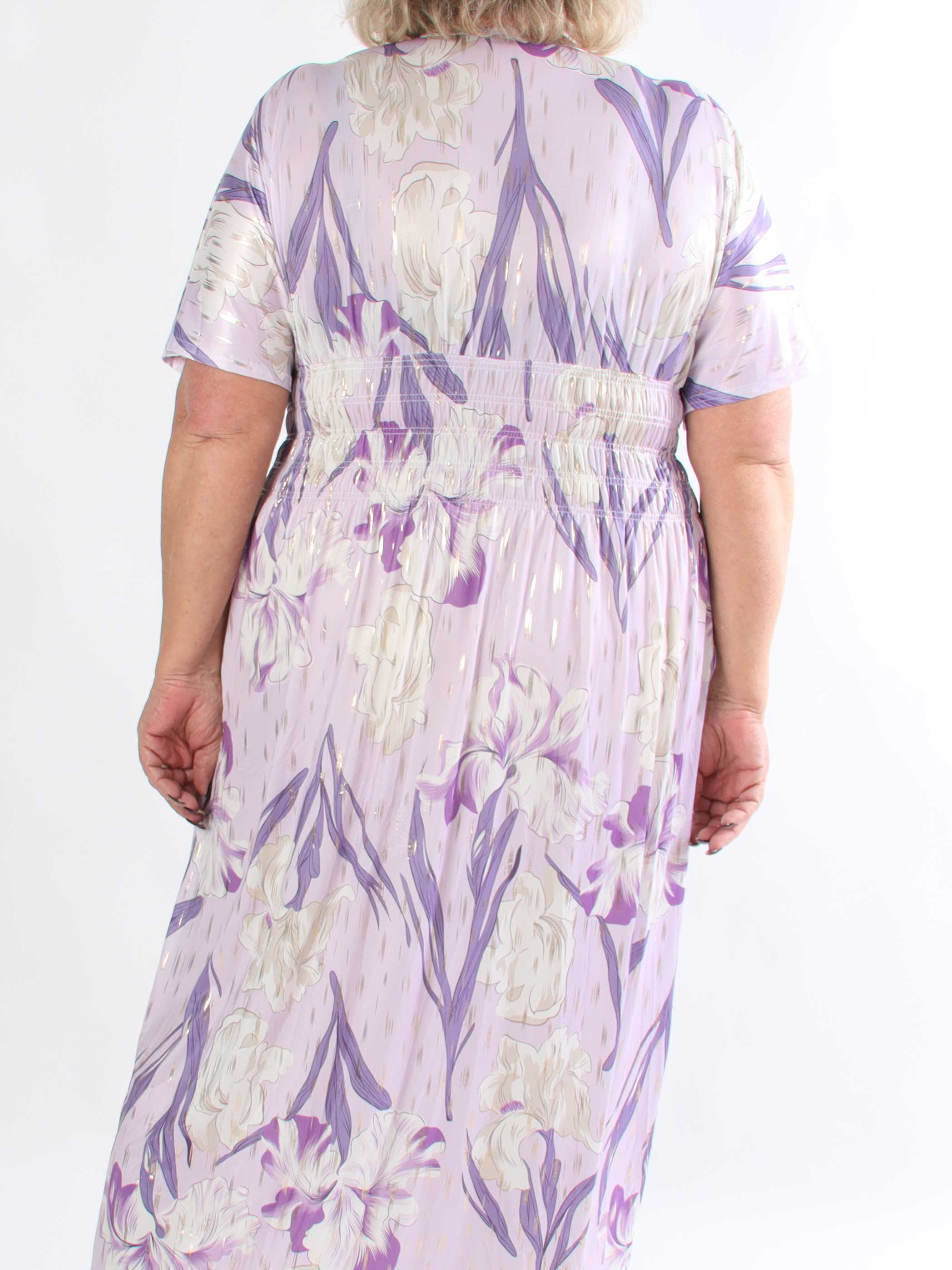 Pams Kvitka - Lang plus size blomstret kjole med guld detaljer og lommer